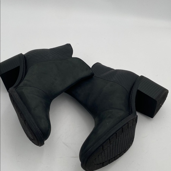 Clarks Black Textured Ankle Boots women 9.5 leather biker casual office Y2K fall - Picture 6 of 13